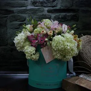 Красивые и радостные цветы - Коробка с цветами
