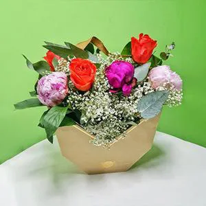 Beautiful feelings in love - Box with flowers