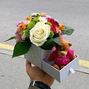 Любовь и радость - коробка с цветами